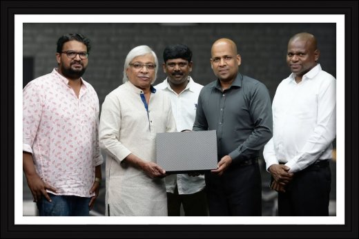 Rajesh Puthanpurayil gifting a memento to director Kamal