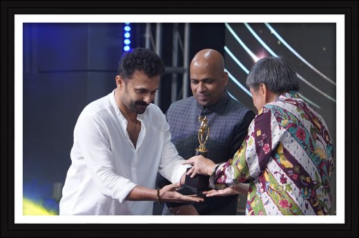 Rajesh Puthanpurayil with actor Vineeth