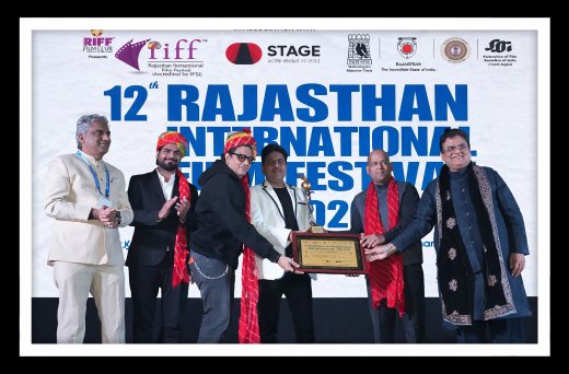 Rajesh Puthanpurayil receiving an award at the Rajasthan Film Festival for his short film Made In